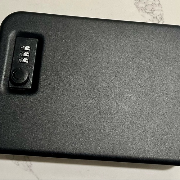 Pistol safe with combination lock - Picture 8 of 8